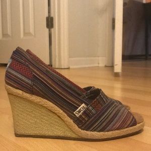 Toms Fun, Multi-striped Wedge Samdal Size 6.5